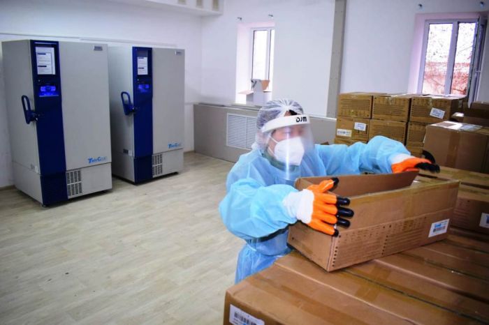 В Атырау прибыла первая партия вакцины Pfizer 