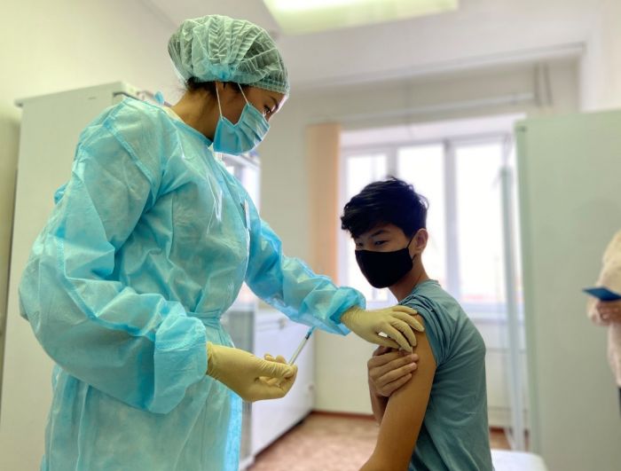 В Атырауской области началась вакцинация Pfizer