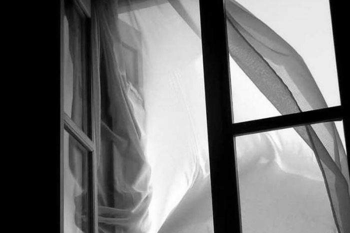 Женщина с тремя детьми выбросились из окна девятого этажа в Алматы 