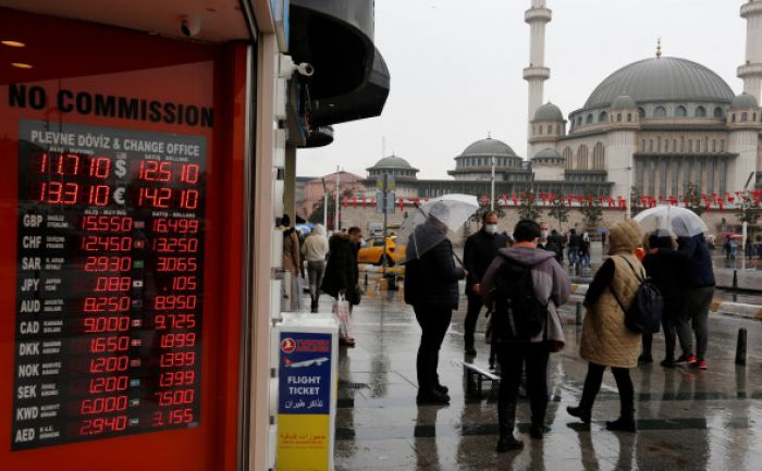 Митингующие в Турции потребовали отставки властей после обвала курса лиры 