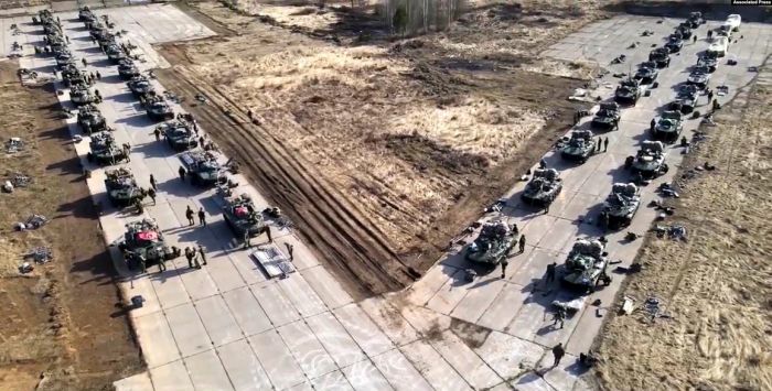 Российские войска проводят крупномасштабные учения у украинской границы 