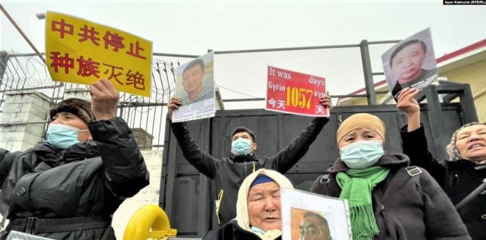 На 295 день протестов у консульства Китая полиция снова задержала шестерых участников акции 