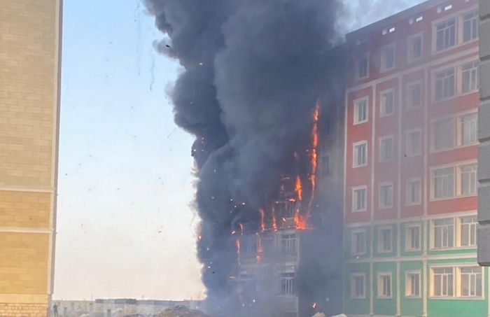 Новостройку охватило пламенем в Актау