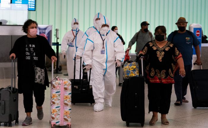 В США допустили ограничение авиасообщения из-за омикрон-штамма 