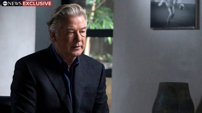 "Я не нажимал на спусковой крючок". Алек Болдуин дал первое интервью после трагедии на съемках 