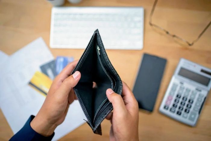 "Банки – хуже грабителей". Депутат просит простить долги людей с финансовыми трудностями 