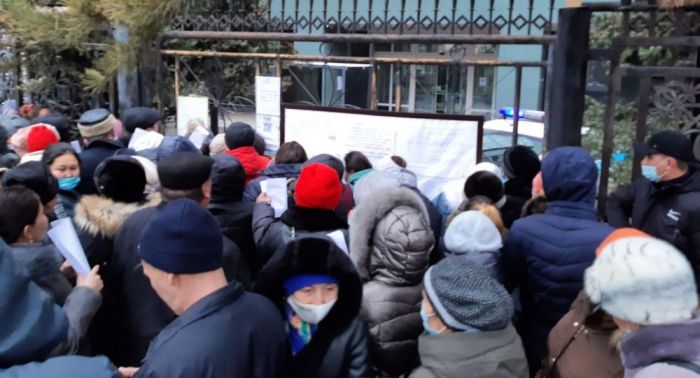 В Алматы люди собрались перед зданием АРРФР и потребовали кредитной амнистии 