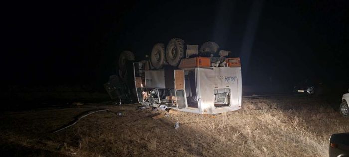 Семь человек пострадали при опрокидывании «КамАЗа» нефтяной компании в Актюбинской области 