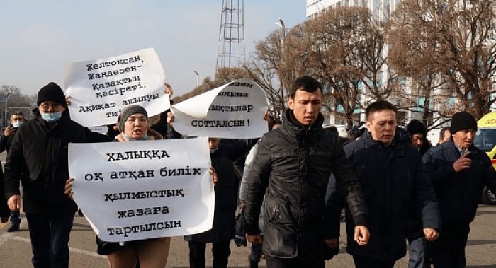 «Жанаозен!», «Желтоксан!» – около 200 человек пришли к монументу Независимости в Алматы 