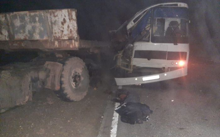 Автобус с вахтовиками врезался в КамАЗ. Есть погибшие 