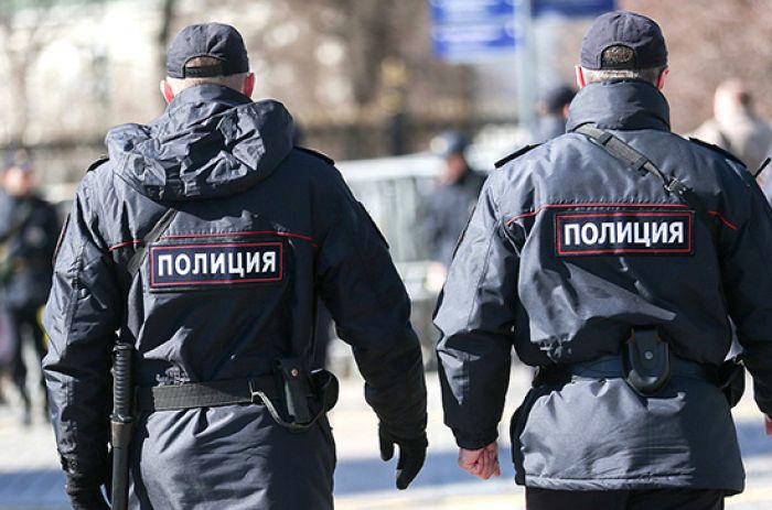 Путин разрешил полиции не представляться и свободно входить в квартиры россиян