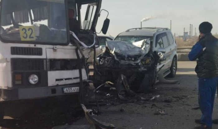 Дело против врезавшегося за рулем Lexus в автобус полицейского закрыли в Усть-Каменогорске 