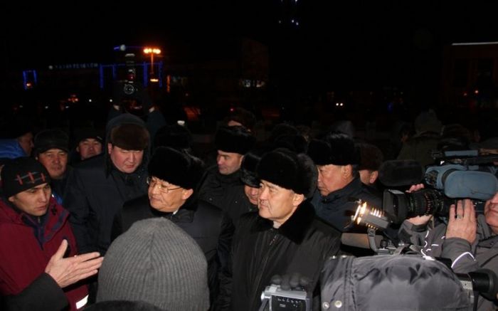 В Актау Шукеева плотным кольцом обступили митингующие (+ВИДЕО)