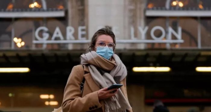 Коронавирус: из-за "Омикрона" отменены тысячи авиарейсов по всему миру, во Франции больше 100 тысяч заболевших 