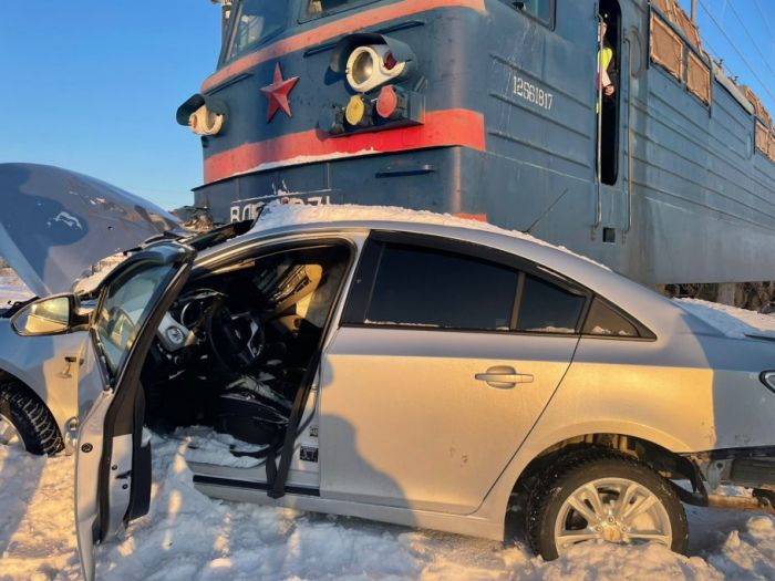 Поезд Нур-Султан-Уральск столкнулся с автомашиной в Костанае