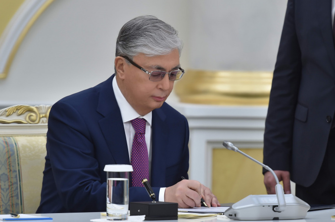 Pеклама и вывески на казахском языке – Токаев подписал закон — новости на  сайте Ак Жайык