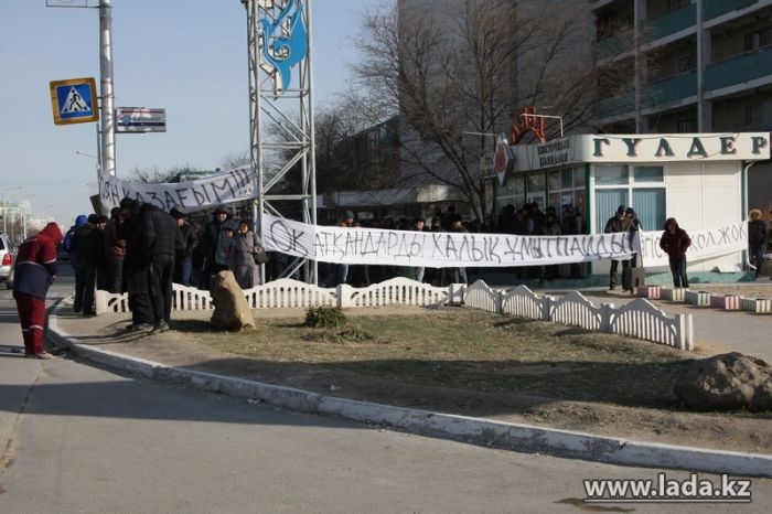 Бастующие работники «Каражанбасмунай» вновь протестуют на площади в Актау(+ВИДЕО, ПЕРЕВОД)