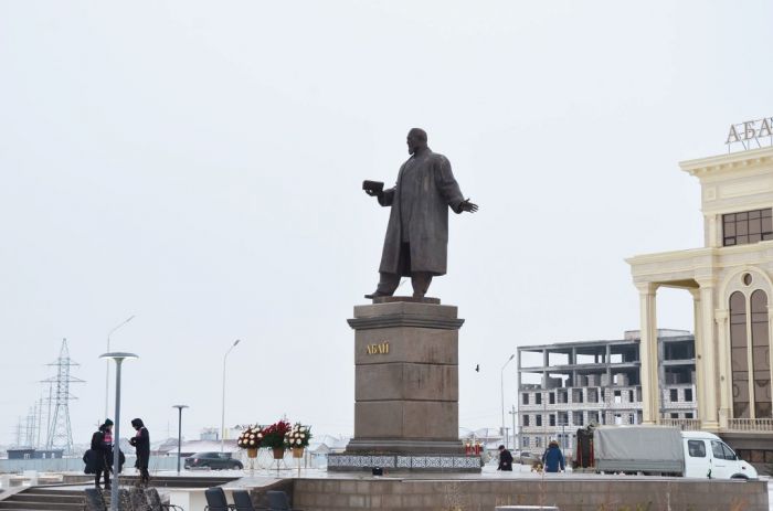 В Атырау торжественно открыли «нашумевший» памятник Абаю
