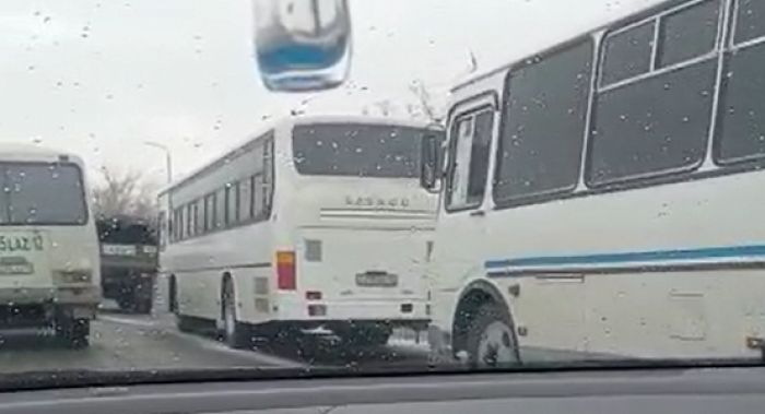 Множество автобусов и грузовиков военного типа стянули к аэропорту Актау на фоне протестов 