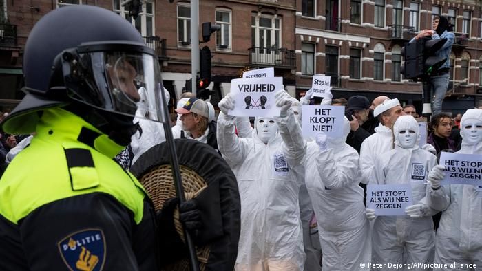 В Амстердаме на акции протеста против антиковидных мер задержано 30 человек