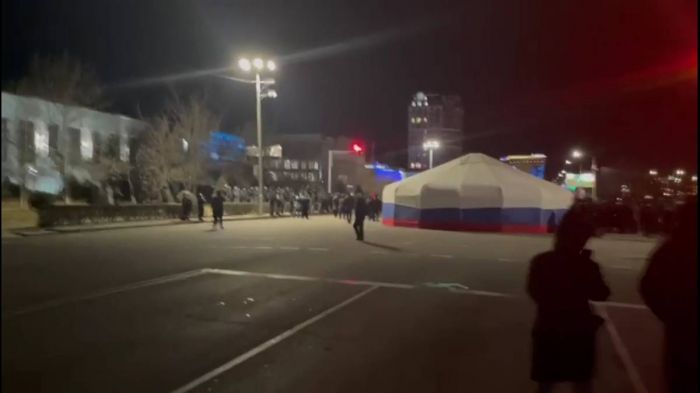 На митингующей площади Ынтымак в Актау установили юрту 