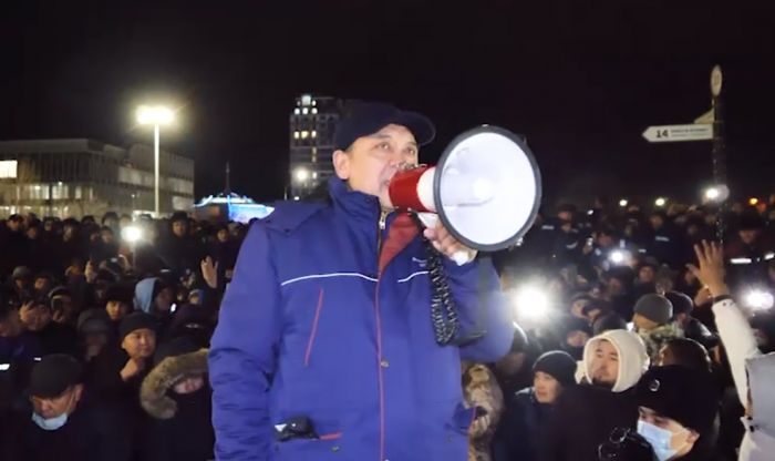 Нурлан Ногаев встретился с митингующими на площади Ынтымак в Актау 