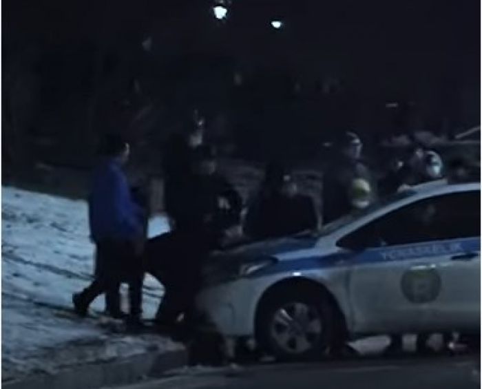 В Алматы идут столкновения полицейских с бунтующими 