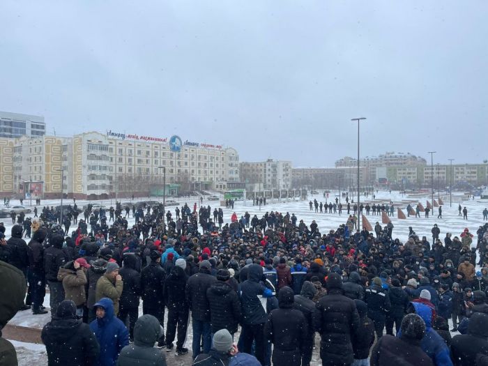 Люди не разошлись. Митинг в Атырау на площади Исатая и Махамбета продолжается 