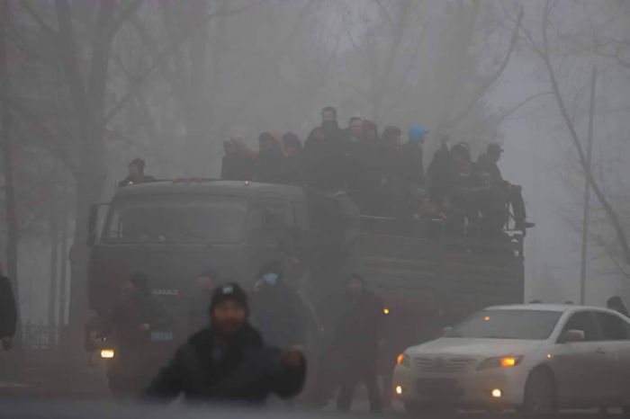 В Алматы протестующие снова движутся в центр города 
