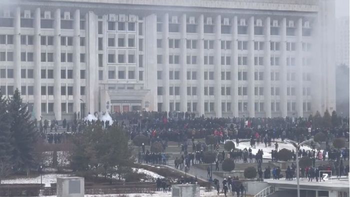 Митингующие штурмуют акимат Алматы 