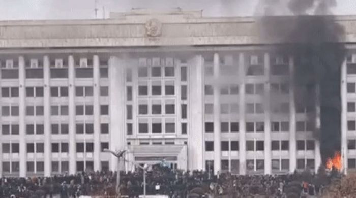  Протестующие в Алматы ворвались в городской акимат 