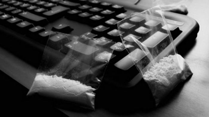 Наркота прёт через интернет, полиция борется