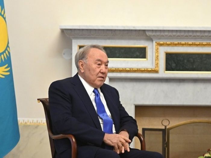 «Пенсионер отрекся от престола: между строк обращения Назарбаева» 