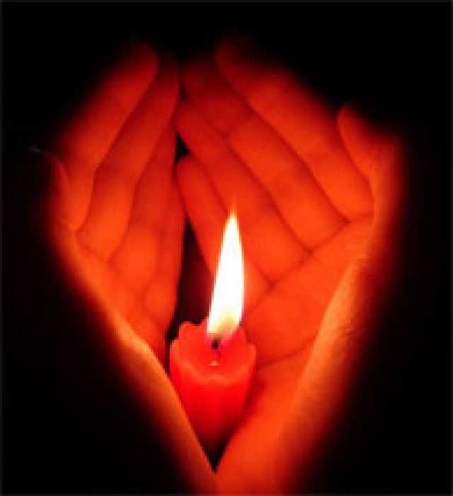 В Уральске жители зажгли свечи поминовения расстрелянных в Жанаозене