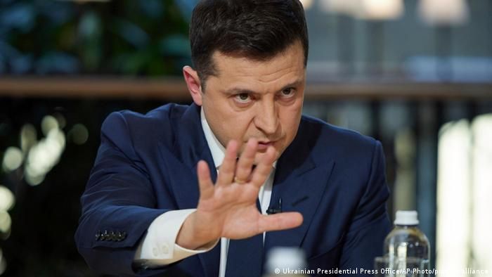 Зеленский призвал украинцев не паниковать и не скупать гречку и спички 