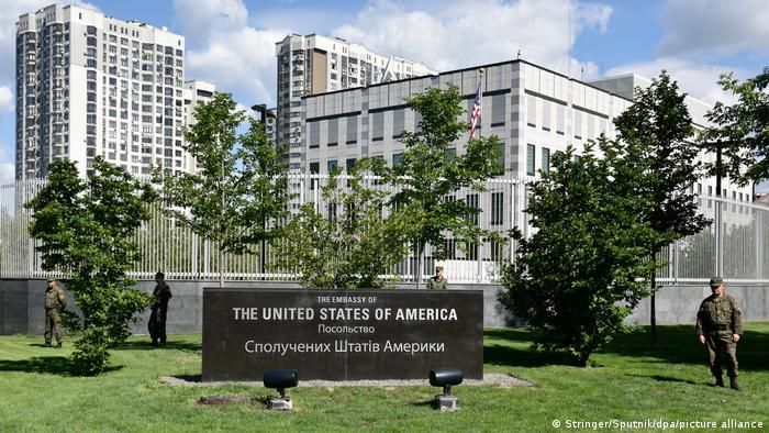 Госдеп США: Семьи сотрудников посольства в Киеве должны покинуть Украину 