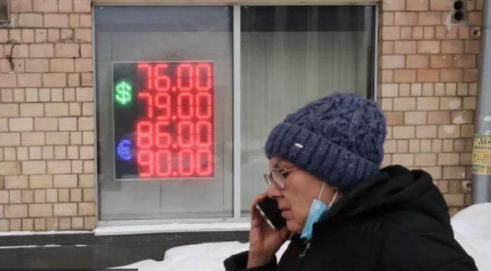 Банк России приостановил покупку валюты из-за обвала рубля и рынков 