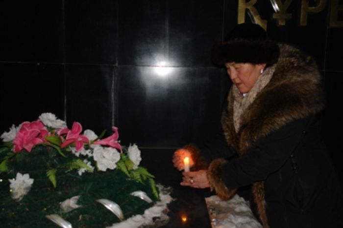 Атырау: Поминальные свечи в парке Победы