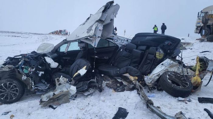 На трассе столкнулись грузовик и «Тойота». В легковушке погибли все 