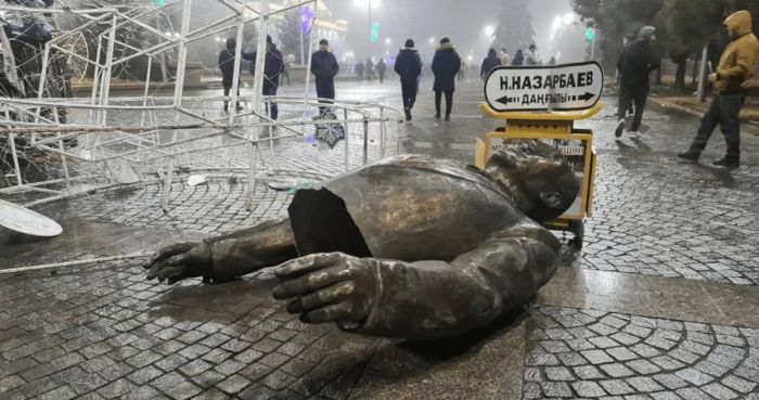 Снос памятника Назарбаеву в Талдыкоргане расследуют спецпрокуроры 