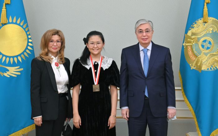 Президент принял чемпионку мира по шахматам Бибисару Асаубаеву 