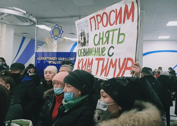 Родственники задержанных по делу о январской трагедии собрались в горпрокуратуре Алматы 