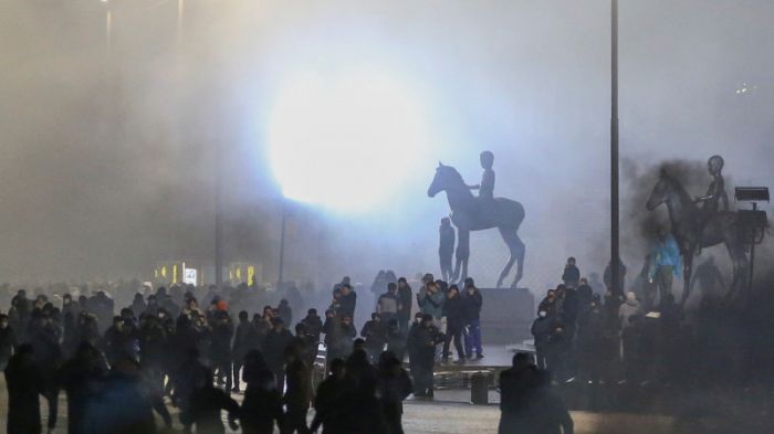 Алматинская трагедия: Бозумбаев назвал причины протестных настроений 