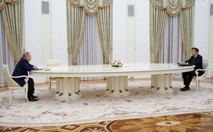 Reuters узнал, почему между Макроном и Путиным поставили большой стол 