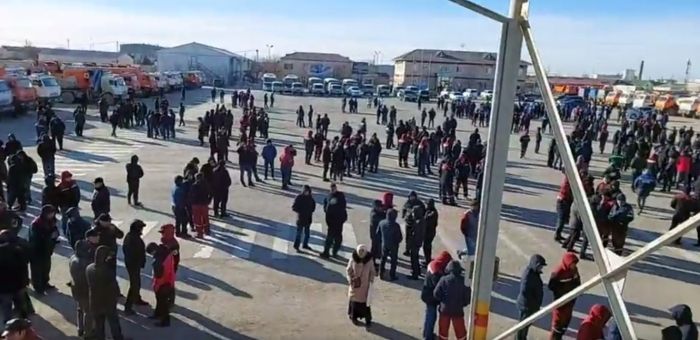 Сразу несколько трудовых коллективов и безработные вышли с требованиями в Жанаозене 