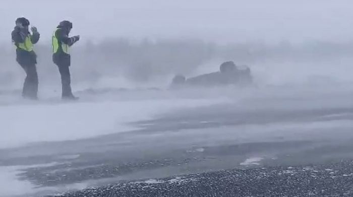 Машину скорой помощи перевернуло ветром на трассе в ВКО 