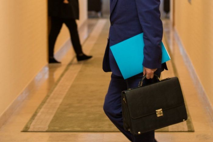 Увольнение или штраф. За разницей в доходах и расходах чиновников будут следить в Казахстане 