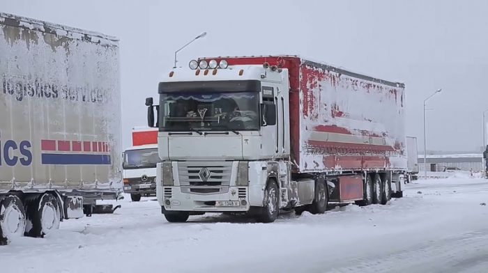 Не менее 50 казахстанских дальнобойщиков застряли в Украине 