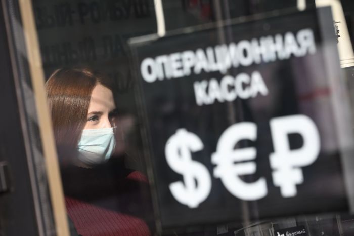 «На валютном рынке произойдет катастрофа»: российские банки подняли курс доллара выше 100 