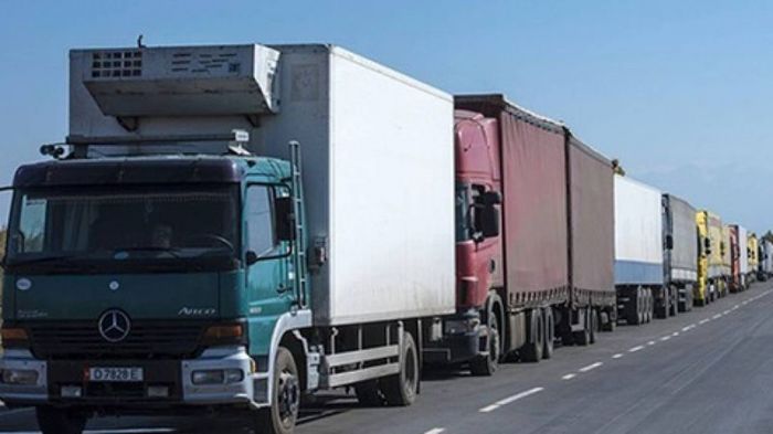 Движение большегрузов временно ограничили в Атырауской области 
